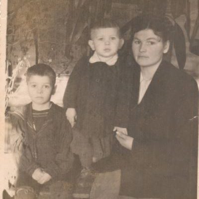 Учительница Евгения Романовна со своими детьми. Д.Поддум 1952 год