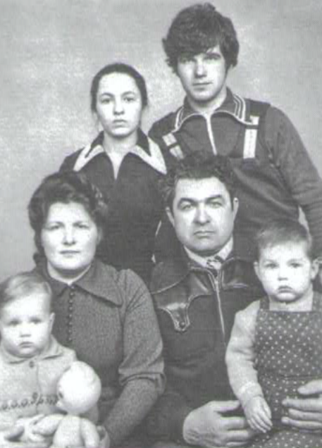 Виктор Матвеевич Корнеев с семьей